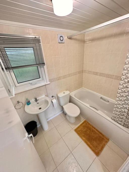 Semi-Detached 1-Bedroom Chalet Uddingston Zewnętrze zdjęcie
